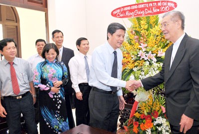 Standing Deputy Secretary of the HCM City's Party Committee, Nguyen Van Dua and HCM City authorities visit Catholic Cardinal Jean-Baptiste Pham Minh Man, Archbishop of HCM City to celebrate the Christmas season on December 22. (Photo:SGGP)